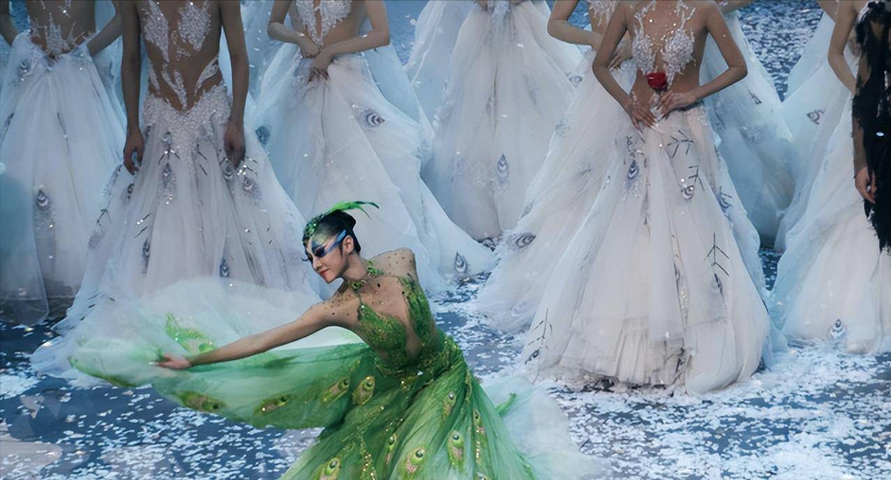 杨丽萍又惹争议,衣服疑似是画上去的,身体纹路被看得一清二楚!