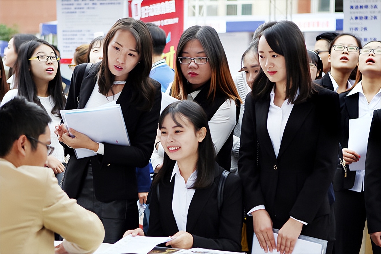 大一到大四“对比照”，大一是帅哥大四被叫哥，反向逆袭惊呆网友