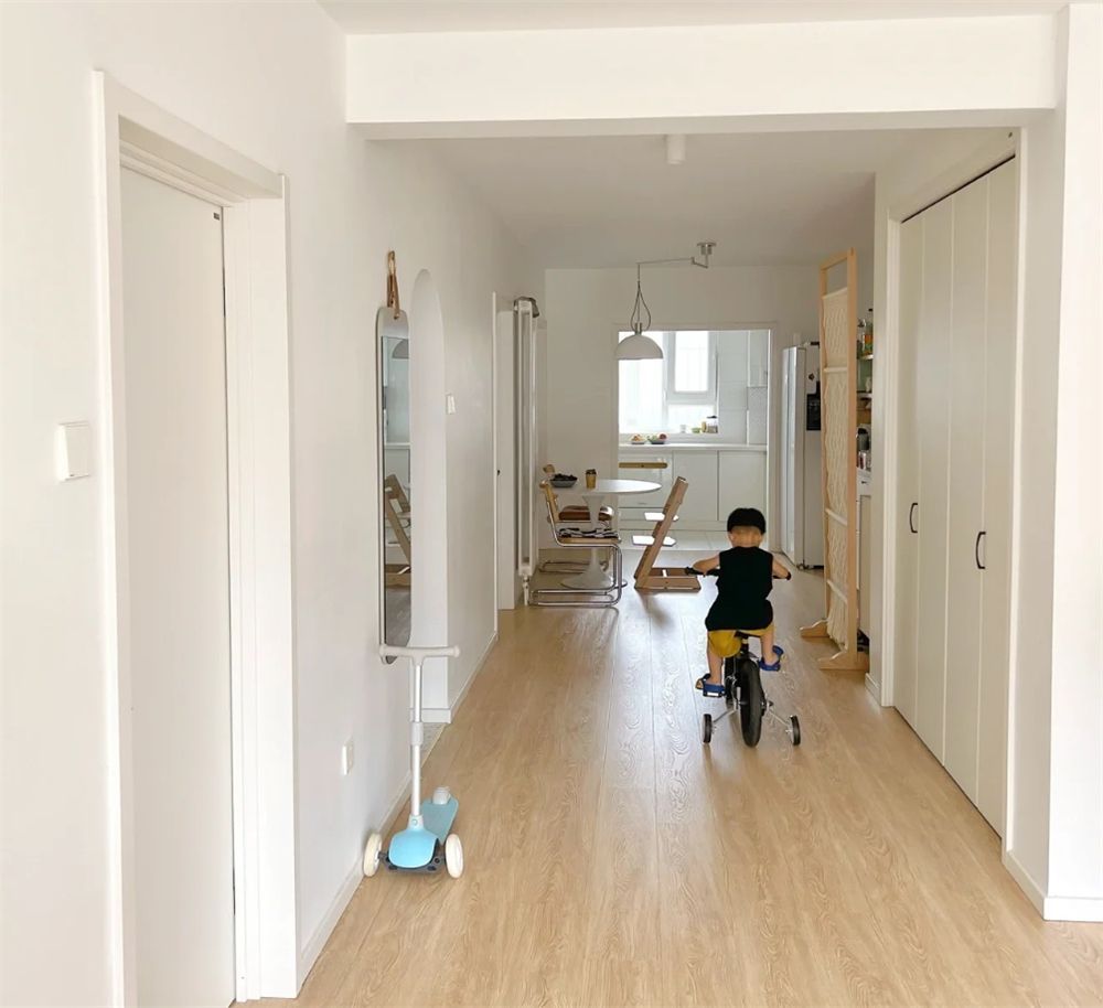 一家四口的客厅，不要沙发铺地毯，入住4年的家，干净得像样板间