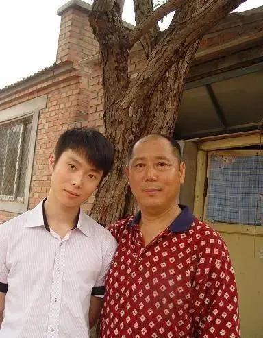 李成儒:坐拥豪宅却让妻儿住在小破屋里,儿子直言:以后不会养老