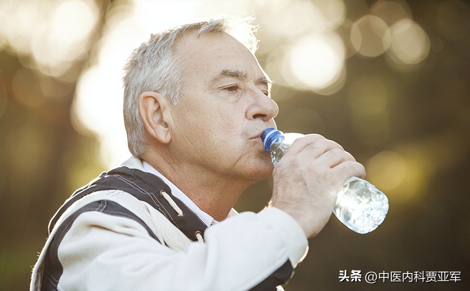 人体一天需要多少水(1天喝8杯水？中医：脏腑缺的不是水，是津液，口干光喝水可没用)