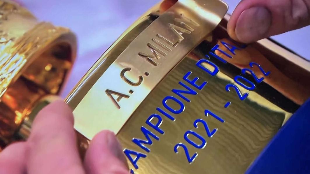 AC米兰是冠军！时隔11年再捧杯，这是新一代米兰人的光荣篇章