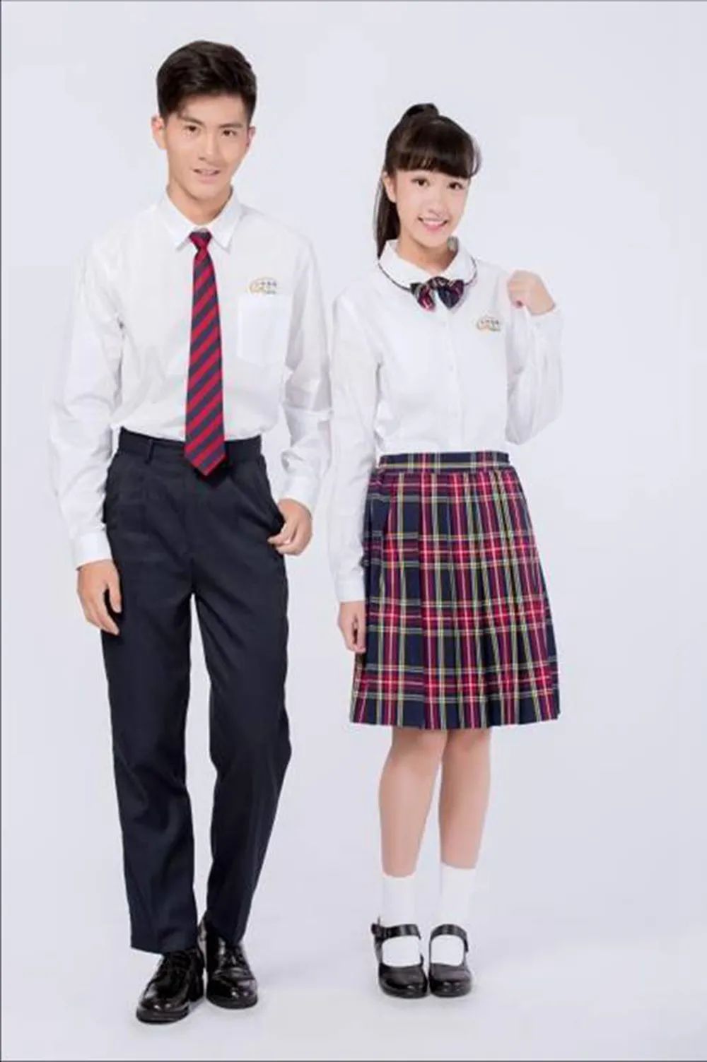 历史老师罗敏华在成人礼上的合影以师为范,到成为母校教师的何美萱02