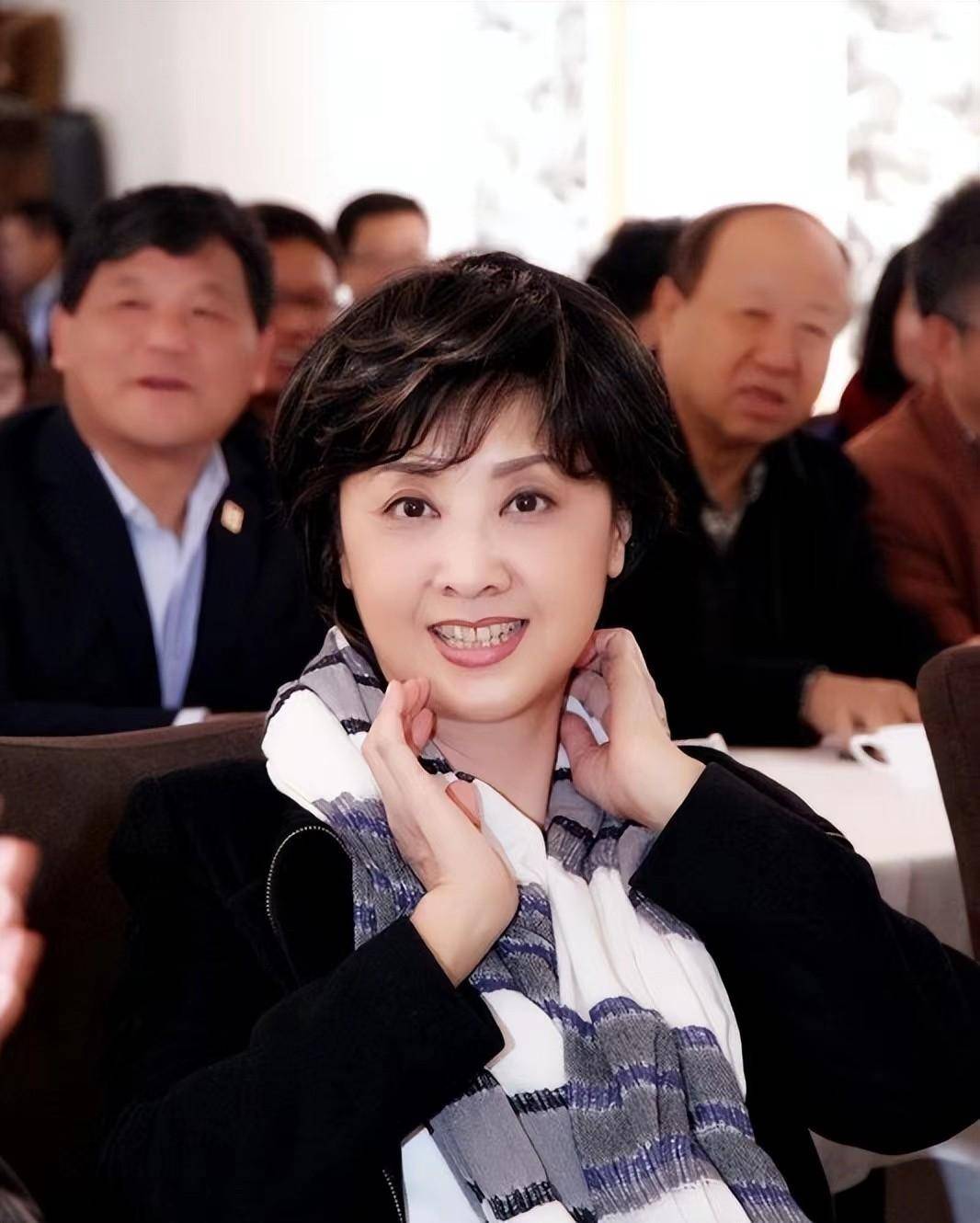 容颜上留下过多的痕迹,依然是那么的美丽大方,俊俊有神虽然是丁克家族
