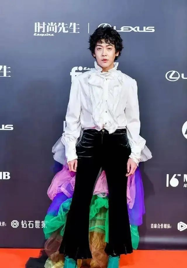男明星在红毯上作的“怪”，穿丑衣、爱作妖，风头出尽