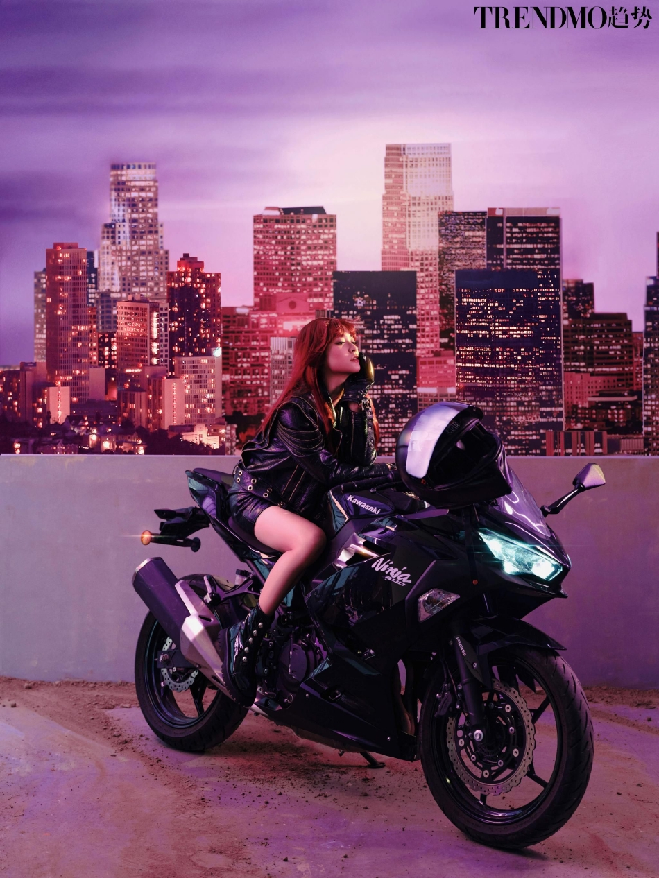 沈月赛车手写真大秀事业线大美腿!酷炫霸气性感魅力猛增