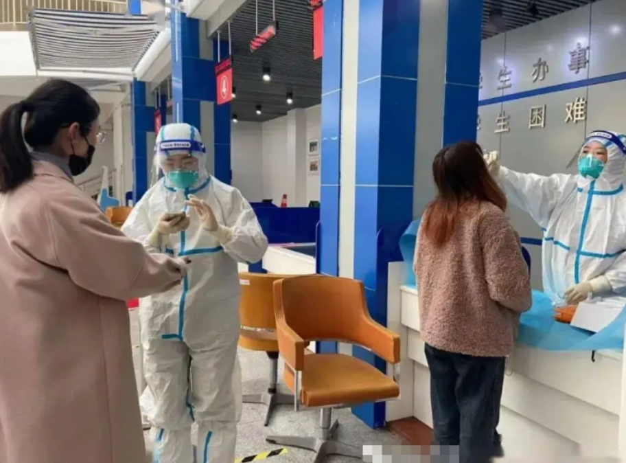 河南一高校3名女医学生，核酸检测“呈阳性”，行程轨迹惹众怒