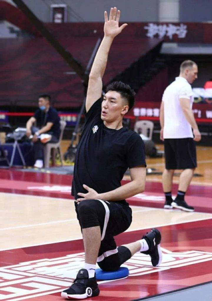 李宁哪些球鞋nba同款(三枚总冠军戒指后卫韦德！NBA赛场上穿了哪些李宁全城7代？)