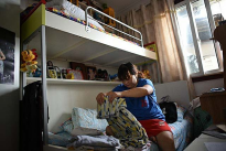 雇主跑路，拿不到工钱的保姆无私抚养两弃女，将她们培养成大学生