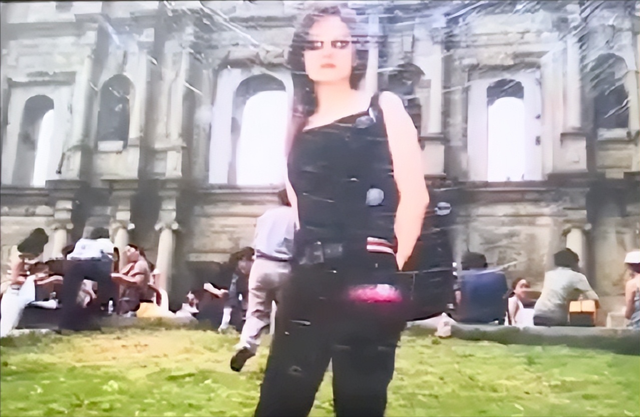 2019年，湖南富婆输光千万家产，被丈夫骗去离婚，住在狭小出租屋