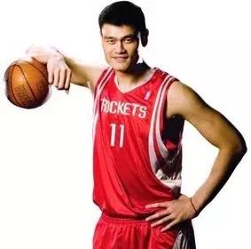 为什么姚明能在nba混（姚明为何能在一众欧美球员中脱颖而出成为状元 同届中都有谁）-趣拿体育