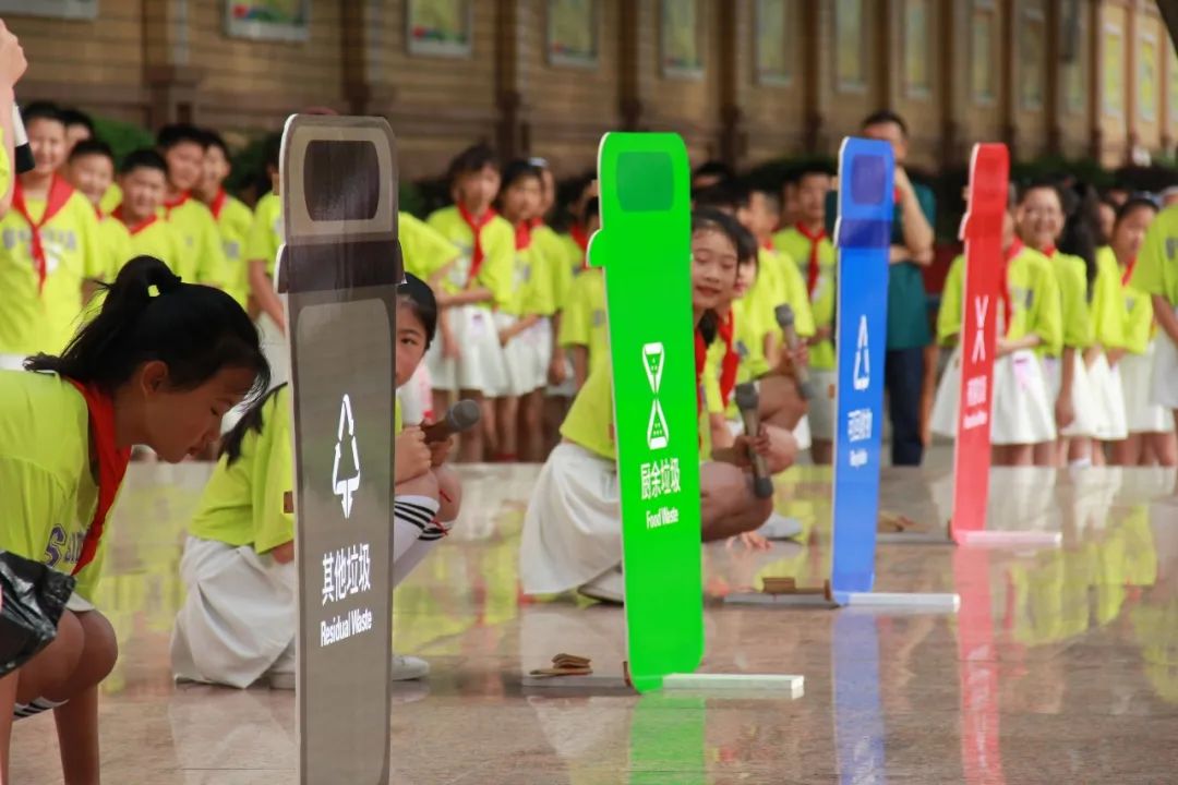 双流区九江小学举行“争做绿色低碳AI小达人”环保主题升旗仪式