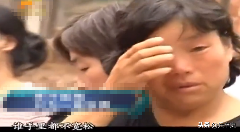 2010年，河南18岁少女“工地”搬水泥赚学费，家里穷的盐都买不起