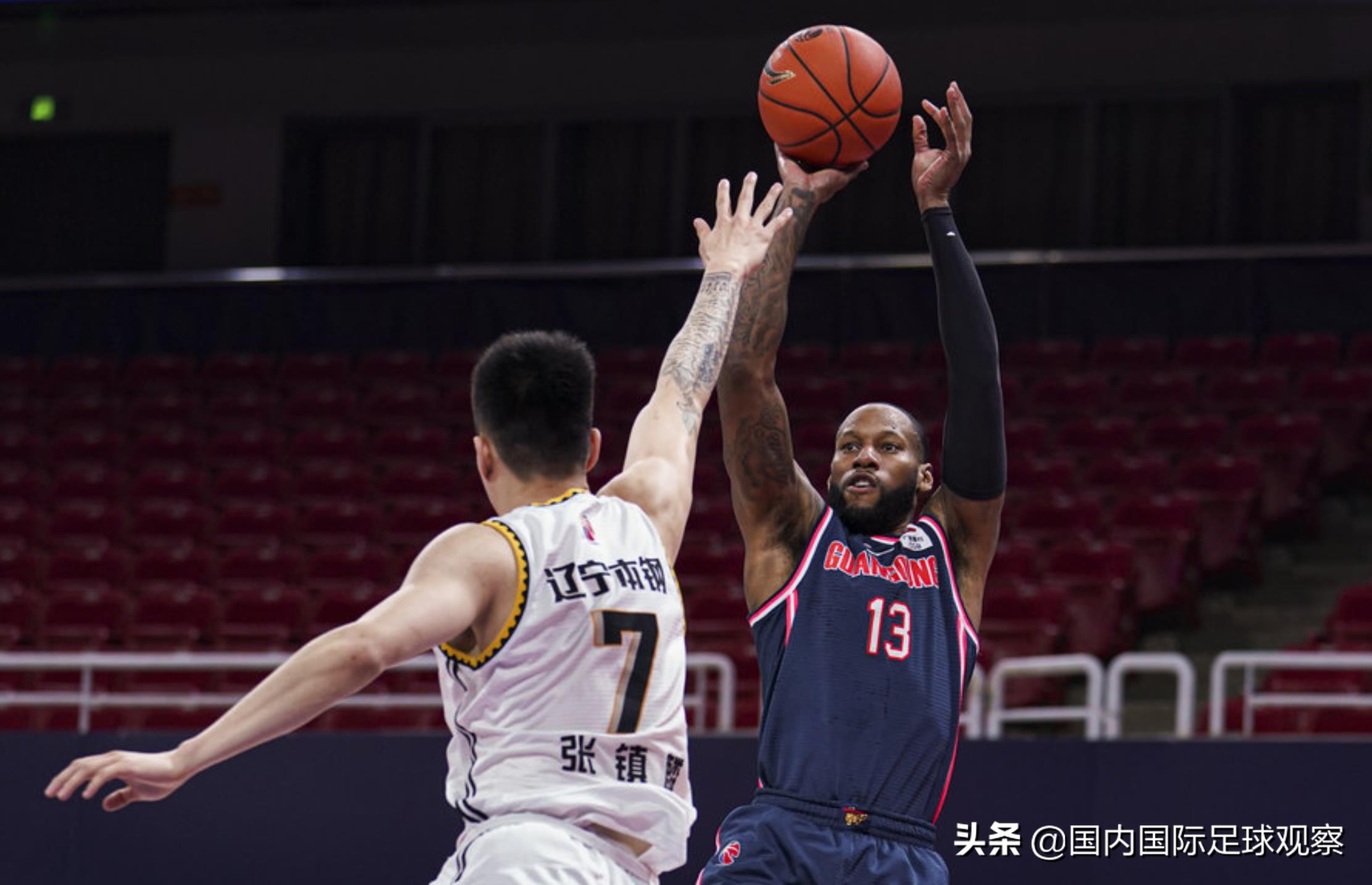 cba半决赛回放录像(CBA半决赛！辽宁本钢92-79广东东莞大益！易建联12分！郭艾伦11分)