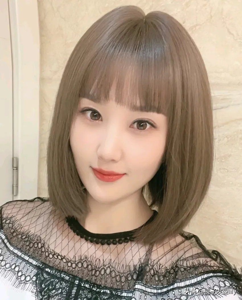 c形烫可以说是一种最自然的烫发了,就是把发尾做一个内包的弧形烫发