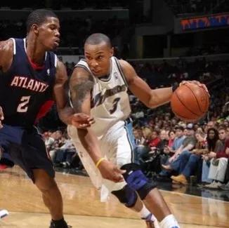 为什么姚明能在nba混（姚明为何能在一众欧美球员中脱颖而出成为状元 同届中都有谁）