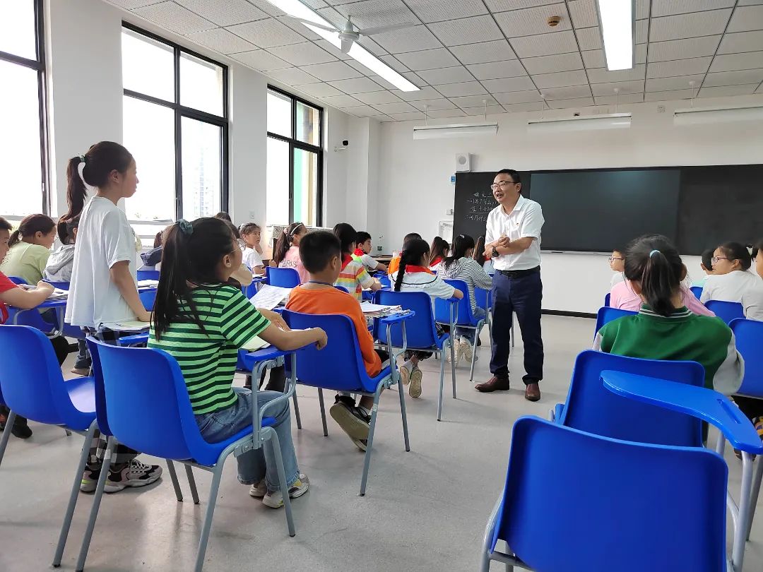 天府新区永兴小学张胜兵校长为永小语文教师上阅读题讲评示范课