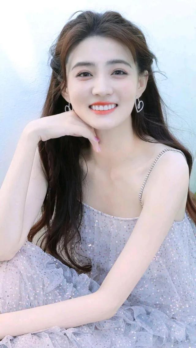 徐璐，五官精致，身姿优雅