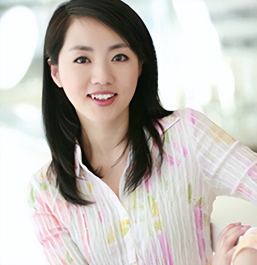 "气象一姐"杨丹:27年播报0差错,40岁当妈,老公竟是初恋