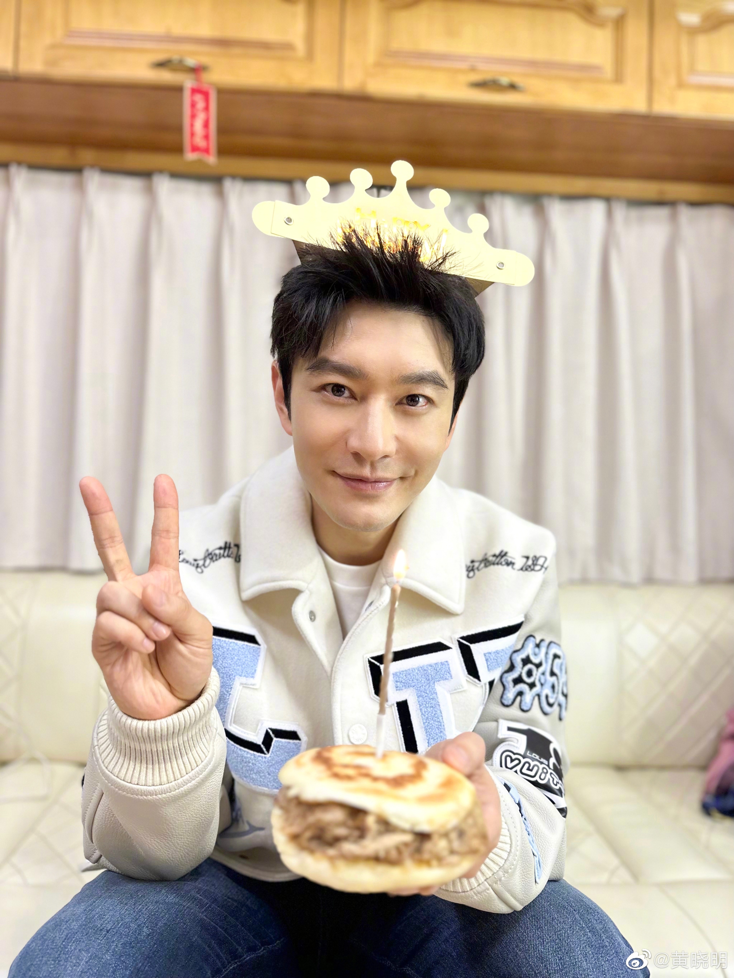 首先祝黄晓明生日快乐,跟baby离婚之后,这是黄晓明的第一个生日,当然