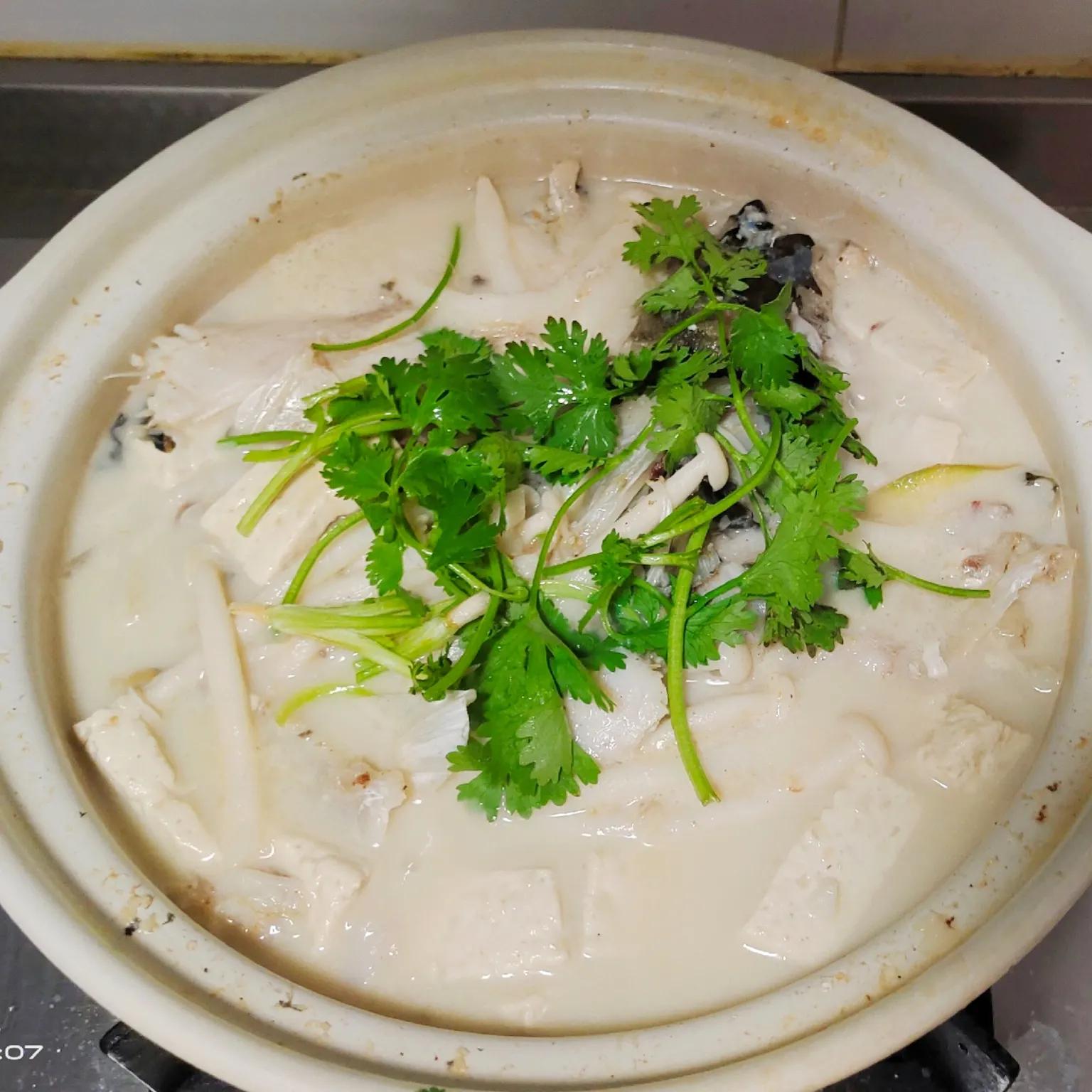 沙锅鱼头豆腐汤（汤浓鲜嫩的鱼头豆腐汤家常做法）