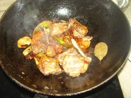 每天炒菜都用大蒜炝锅会致癌？到底还能不能吃？用实验数据说话