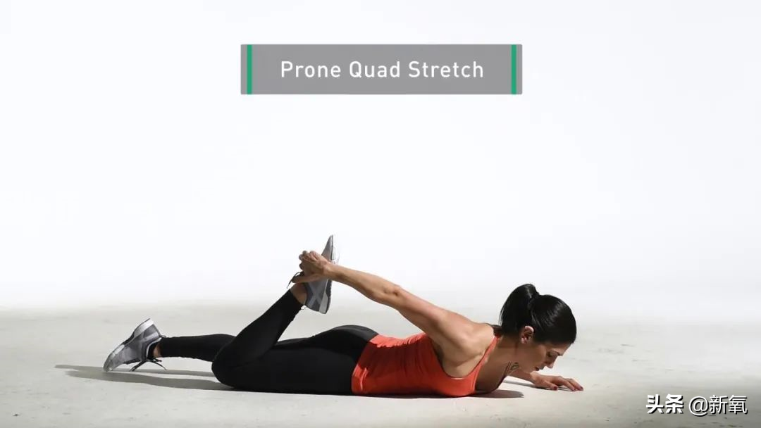 直角肩凹到没脖子，腿还短了一大截？这次红毯僵硬得太不像她了吧