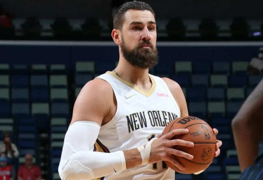 nba有哪些国际中锋（新的顶梁柱！美媒评选新赛季NBA十大中锋：前三名实至名归）