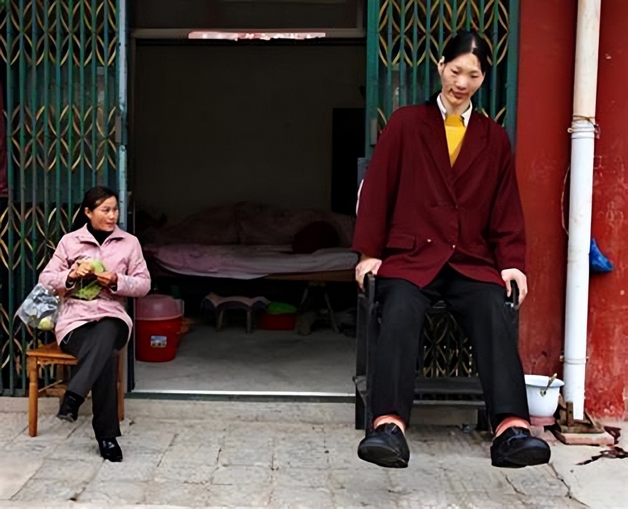 中国女巨人高2.48米,一顿吃2斤饭,鞋穿60码,遗体至今封存完整