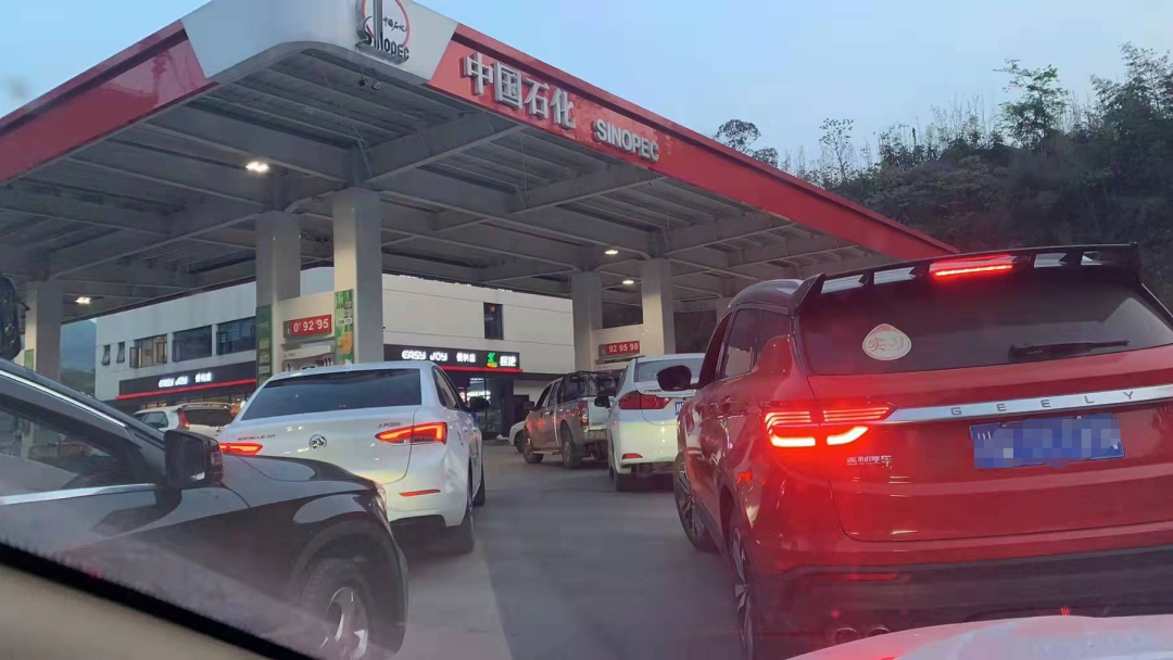 油价今晚上涨，将破“9”元？宜宾多个加油站昨晚排起长队