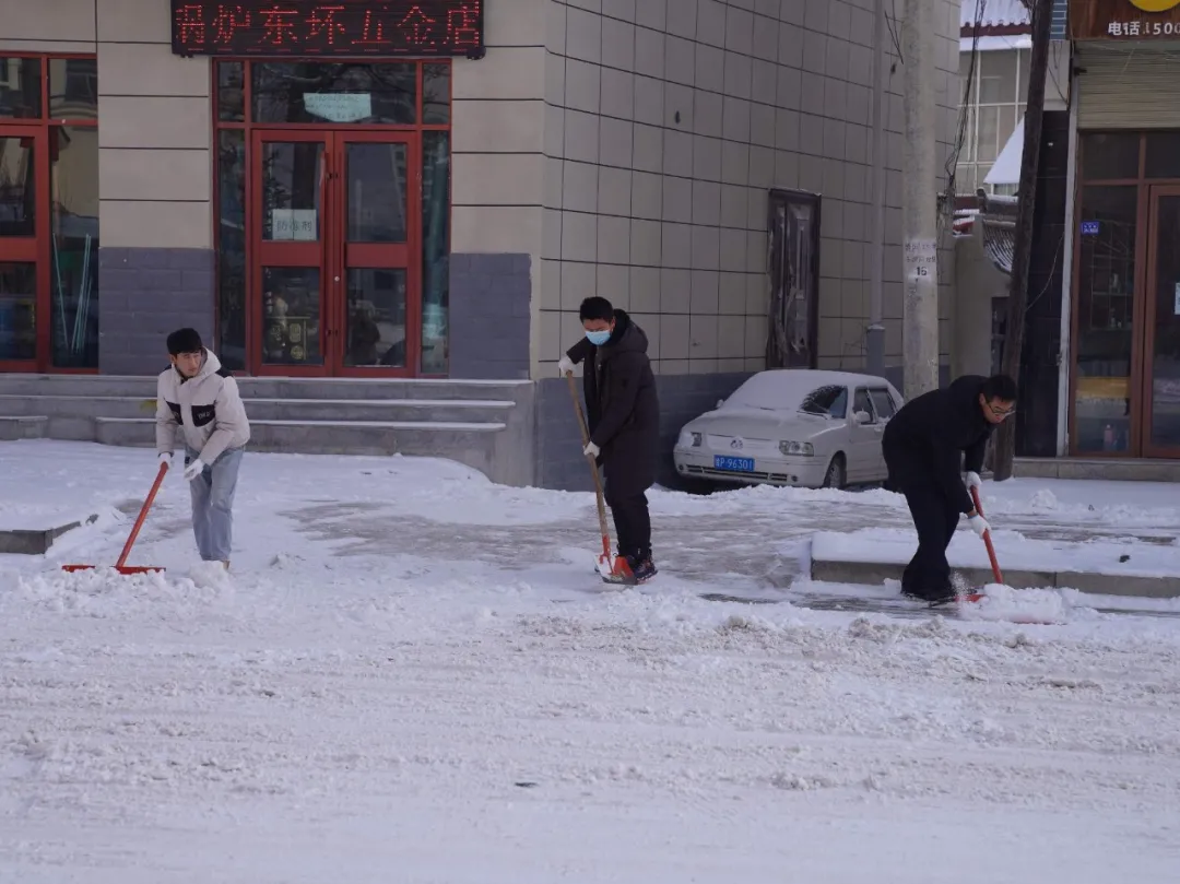 临潭：干部群众齐上阵 清扫积雪暖民心