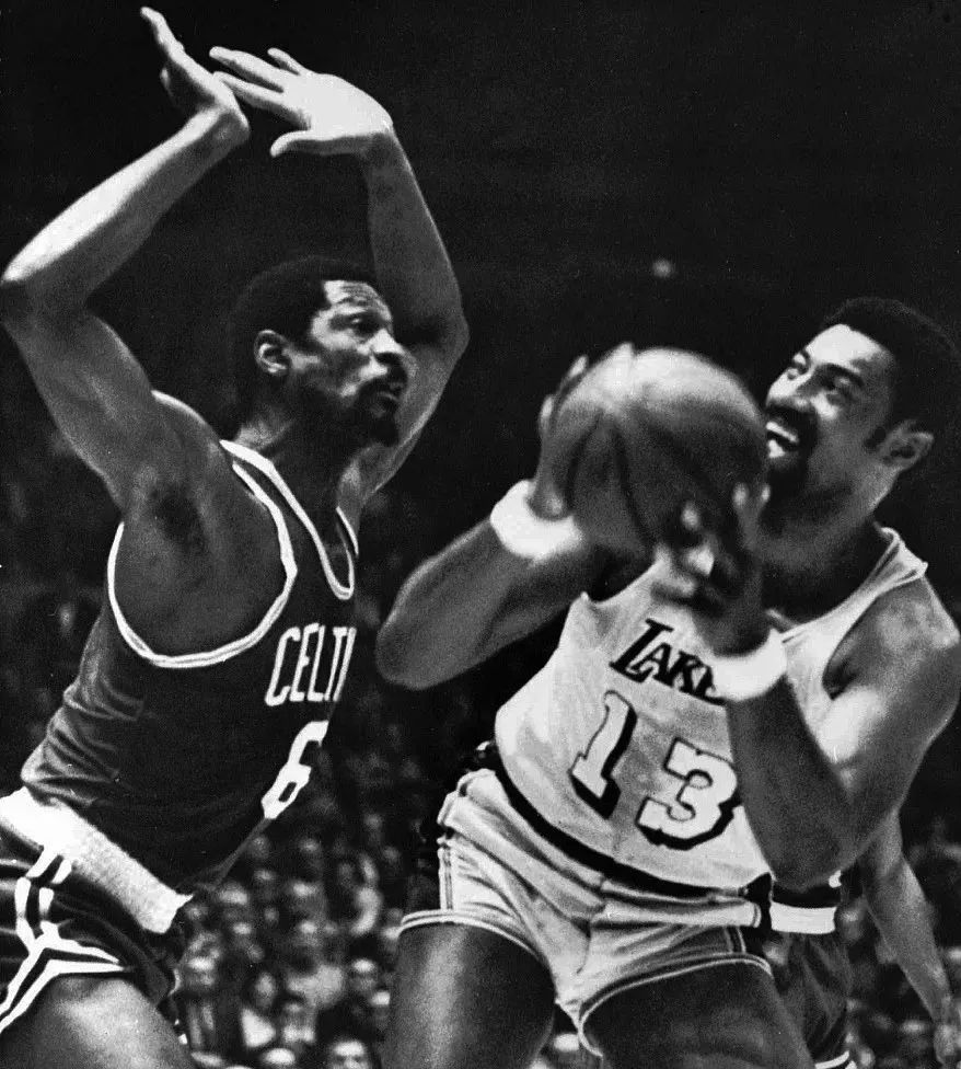 拉塞尔的球衣号码（NBA官方宣布：全联盟将退役比尔-拉塞尔的6号球衣）