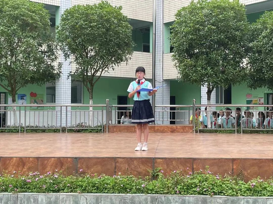 四川天府新区永兴小学举行“一日常规展示”主题升旗仪式
