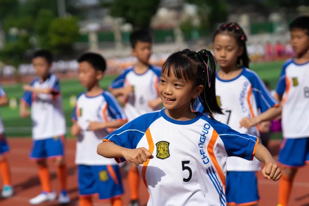双流区西航港小学首届“星港杯”校园足球联赛开幕式成功举办