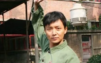 52岁帅大叔《开端》里演技炸裂:初婚净身出户,39岁二婚娶小娇妻,却因摸小鲜肉手上了热搜