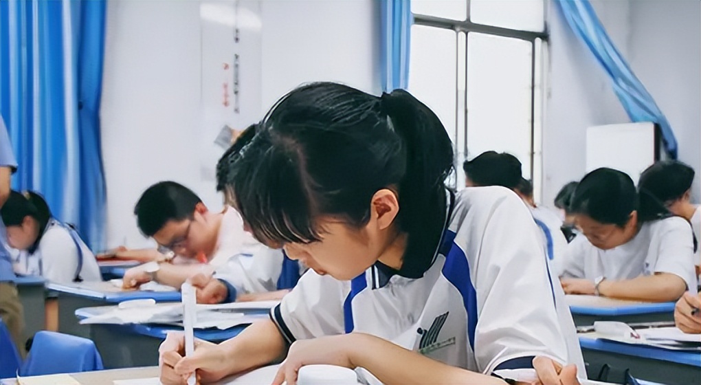 为啥高考当天不建议穿校服？资深班主任给出答案，原来大有学问