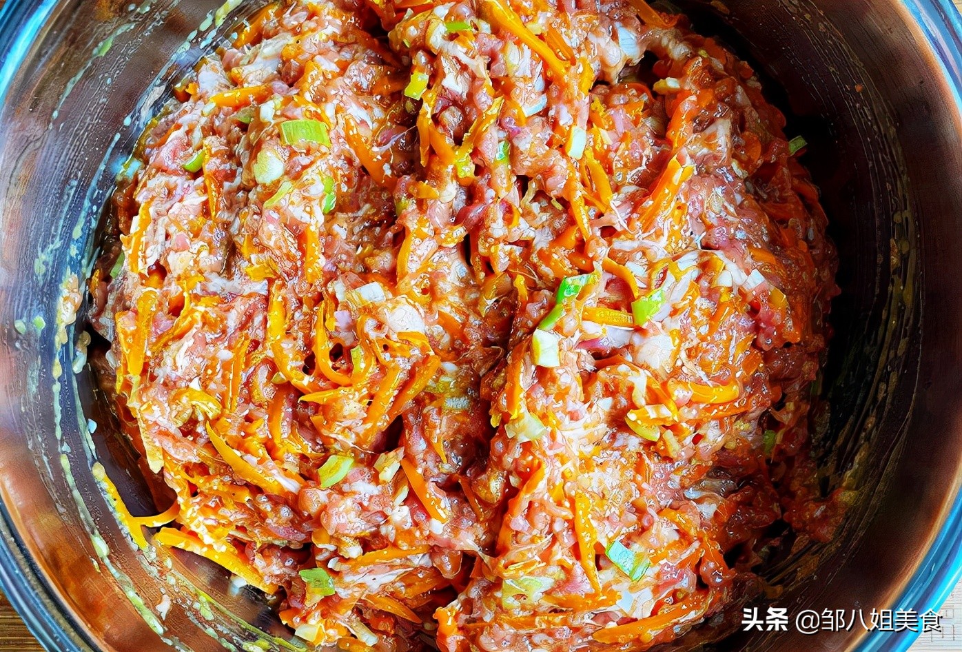 做羊肉馅饺子，掌握好“一放两不放”的调馅技巧，饺子鲜香不膻