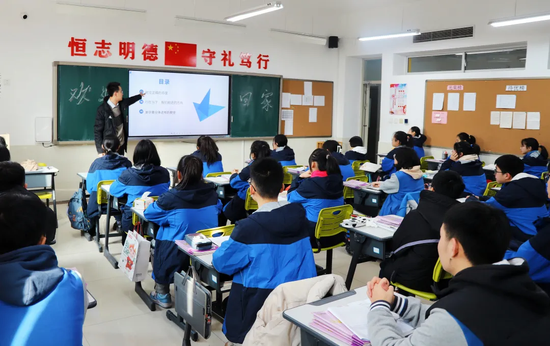 初春开学季，学子返校时