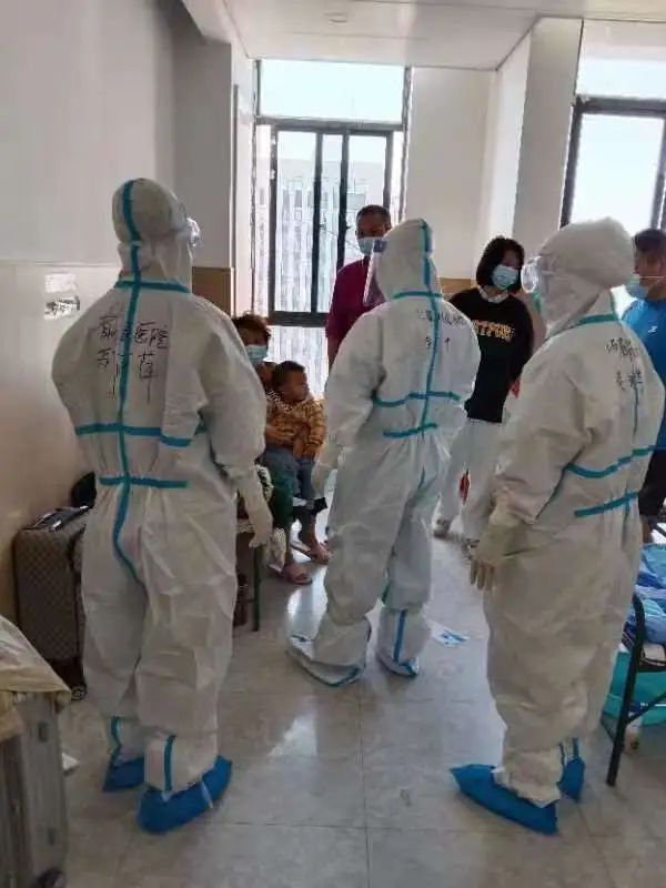 医心向党 尚德为民（九）丨巾帼守初心 柔肩担使命——记援饶医疗护理队临时党支部书记鄢丽萍