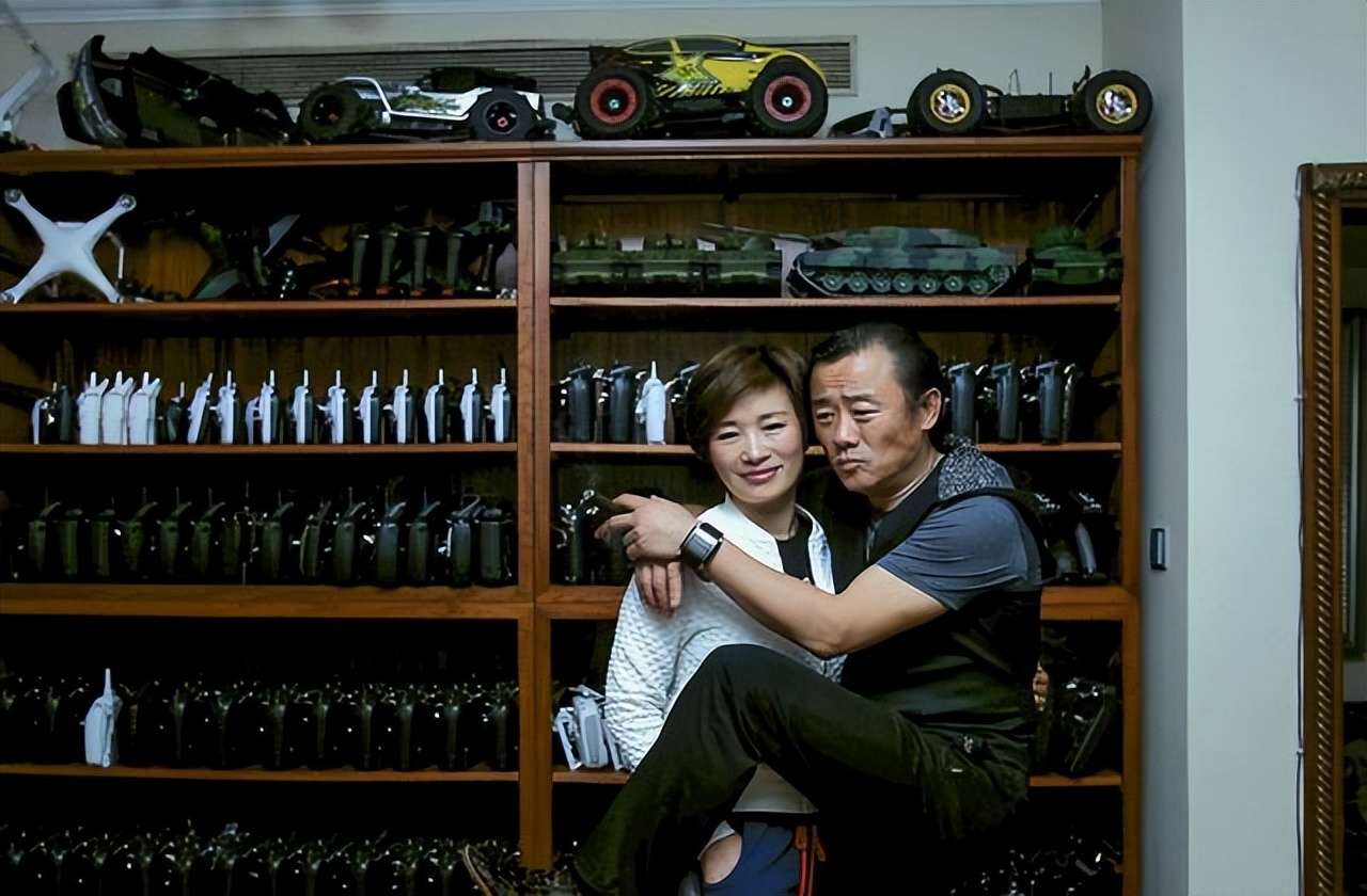 温州富豪胡洁：前夫贪污获刑16年，二婚带娃嫁周立波，送上保时捷