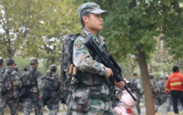 搬砖男孩高考620分，工地收到录取通知书，如今成边防排长