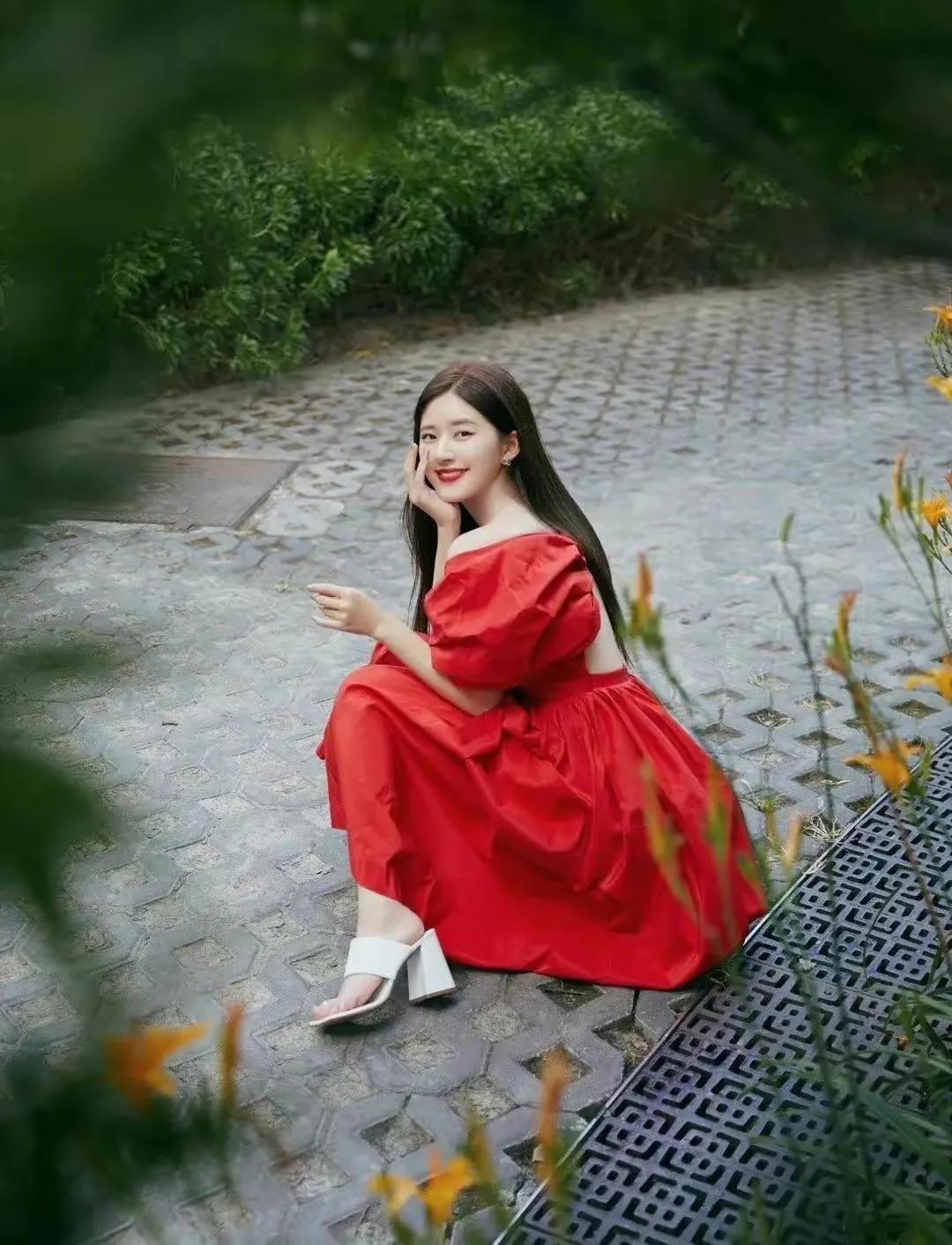 孙怡、赵丽颖红色礼服状态迥异，有没有爱情的滋润肉眼可见