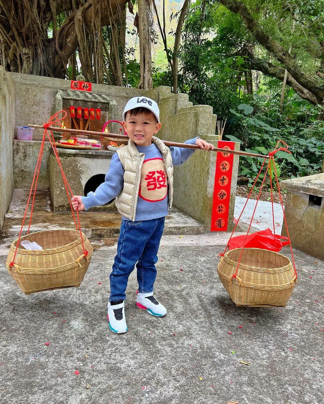 胡杏儿除夕随老公回老家祭祖，一家五口同框超幸福，三个儿子很帅