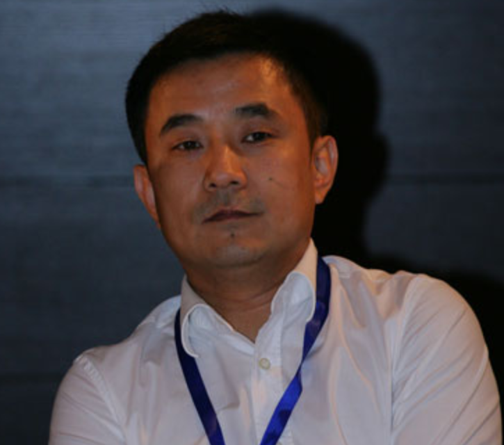 富豪负债800亿逃去国外，带走女明星和61个亿，父亲葬礼也不回来