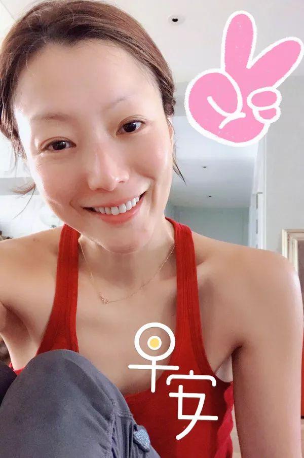 不过也因为过度的自律和减重,所以郑秀文的身材可以说是比较"平板"了