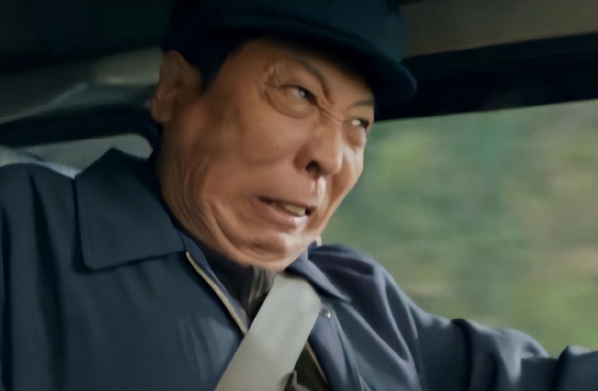 而这次他在新剧中又一次扮演有些精明滑头的小人物,剧院院长罗夏看到