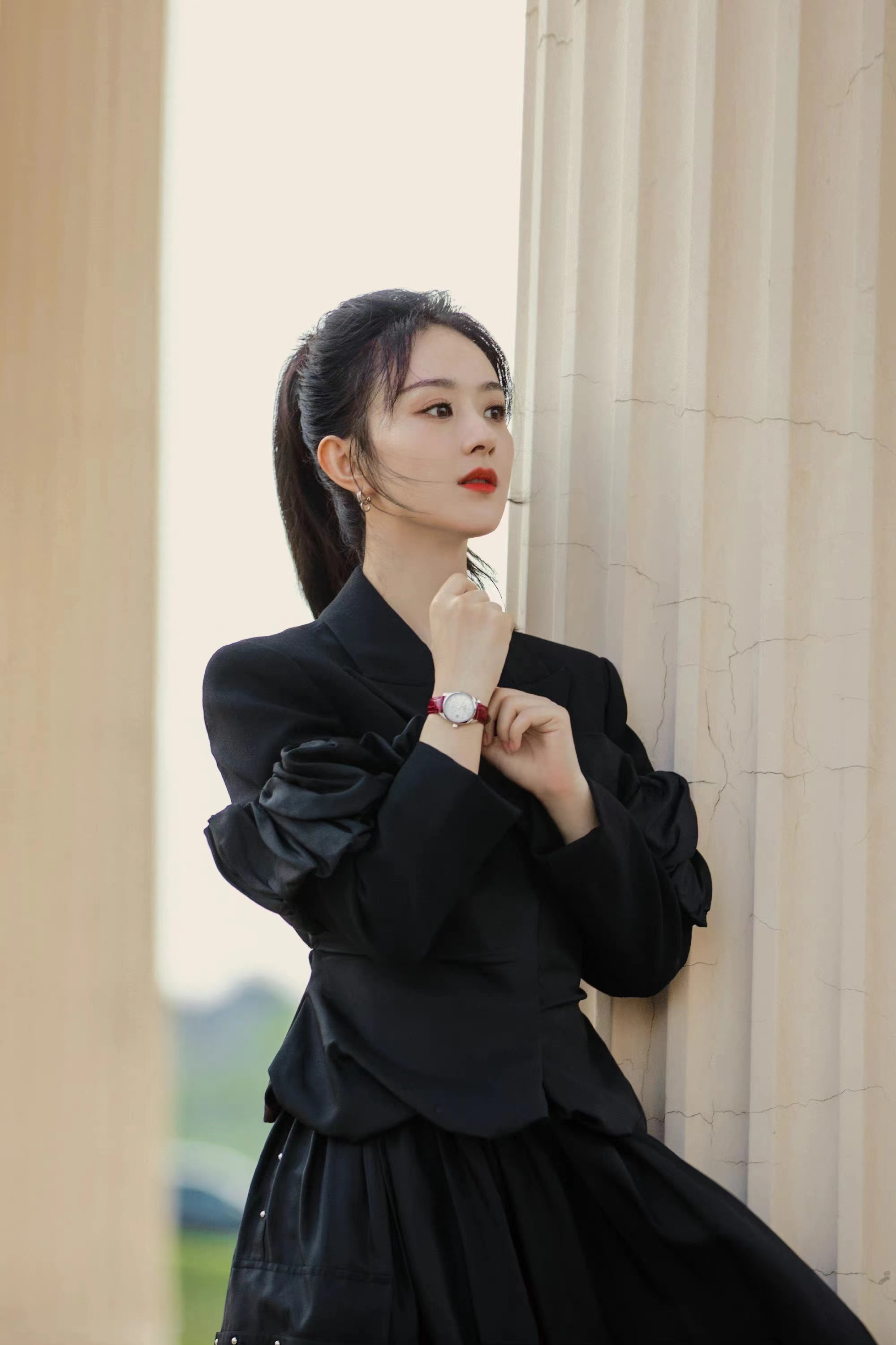 赵丽颖气质越来越好,穿西装搭配高马尾,干练又不失优雅