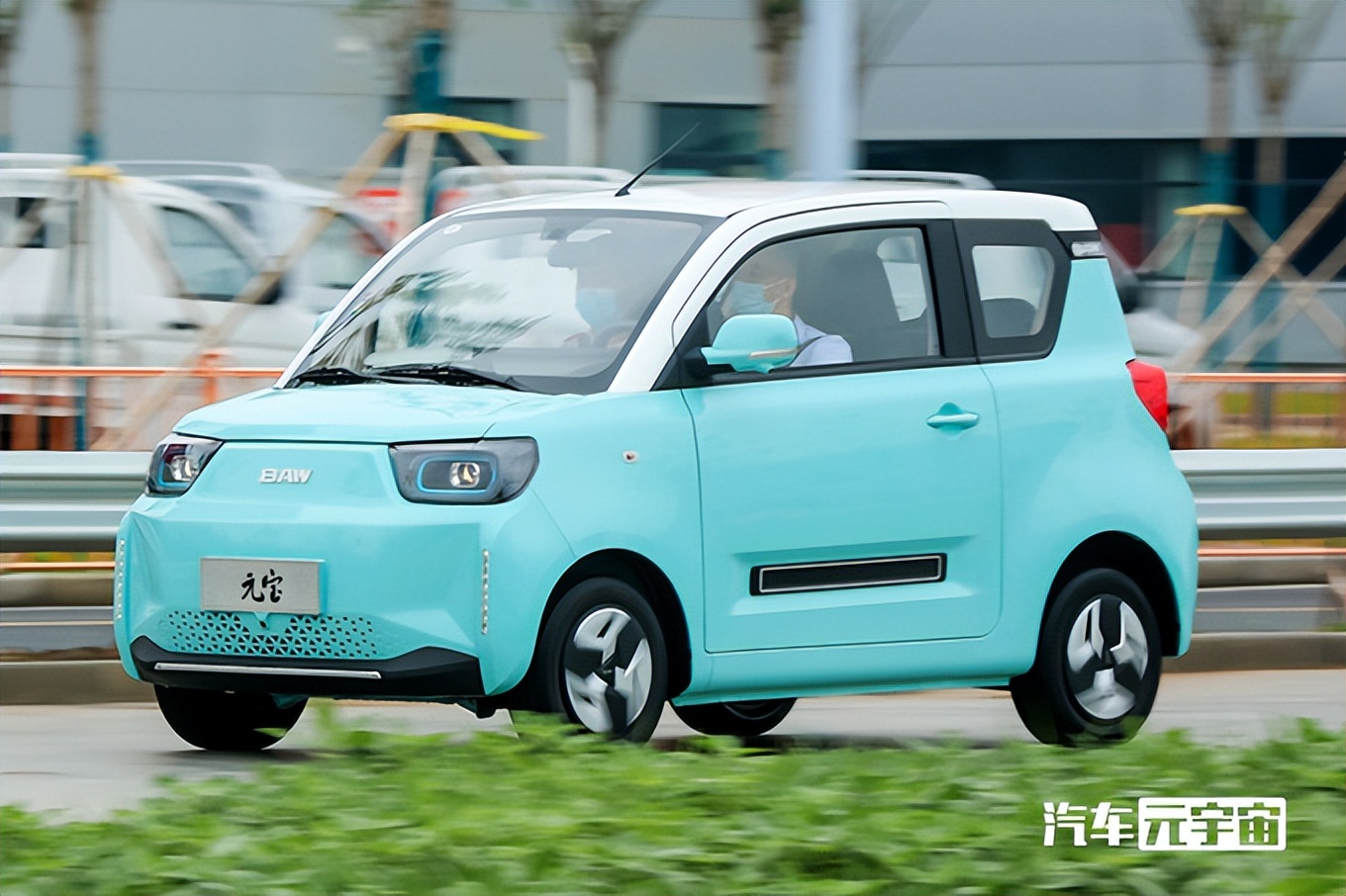 北汽盯上五菱宏光MINI了！空间大很多，卖3.39万会火吗？