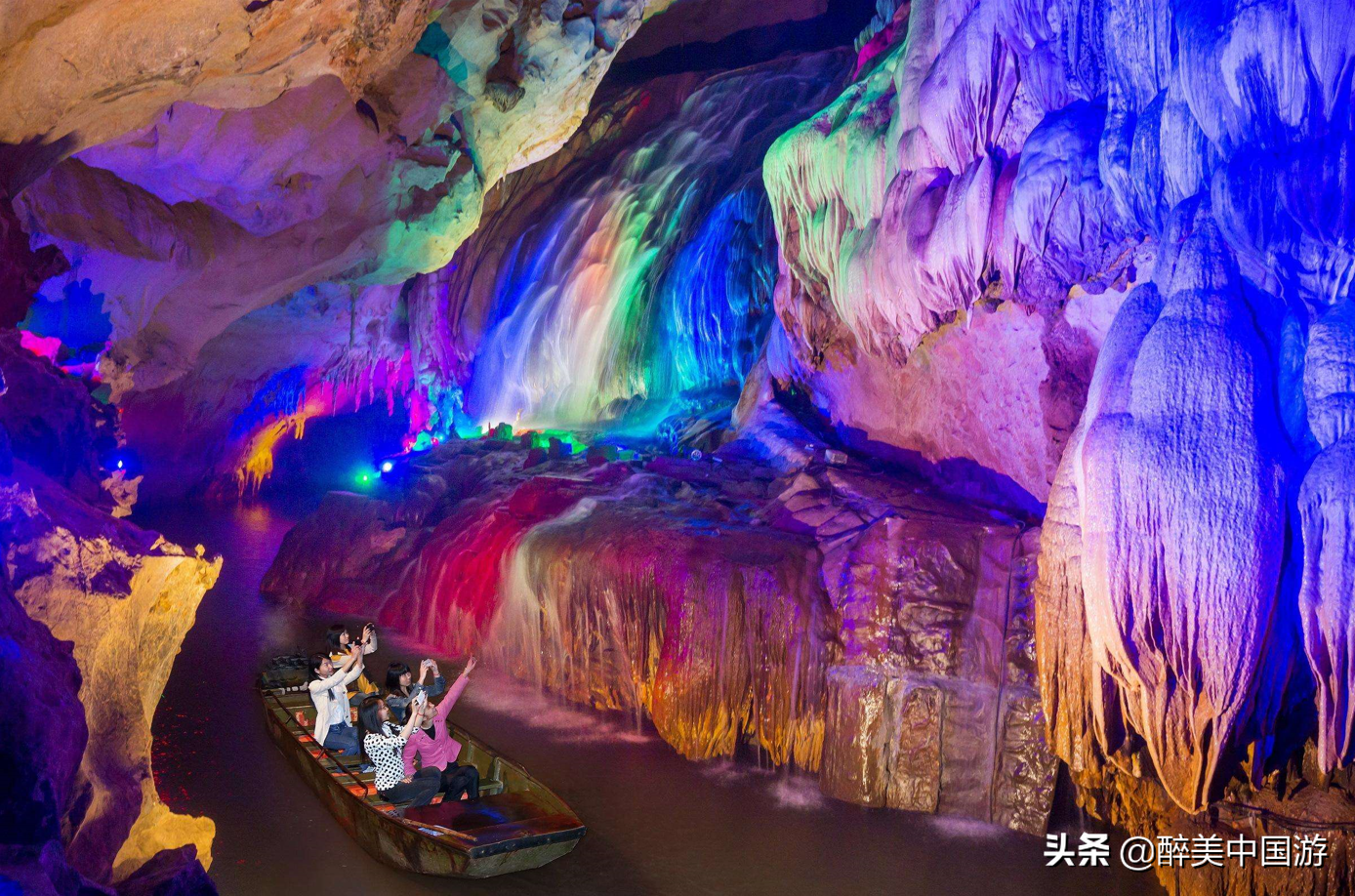 连州地下河洞内怪石嶙峋，暗河涌动，冬暖夏凉