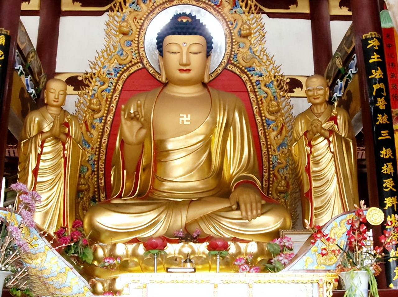 经常去寺庙的人会发现,不同寺庙的释迦牟尼殿,供奉的主要佛像都不一样